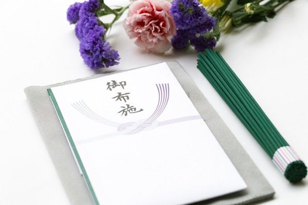 お布施の金額相場はいくら？シーン別の目安や渡し方のマナーを解説