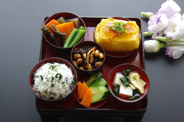 葬式での食事はいつ行う？マナーやメニューについても解説