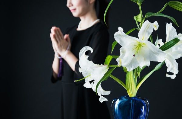 死に化粧やエンゼルケアとは？行うタイミングや手順とエンバーミングについても紹介