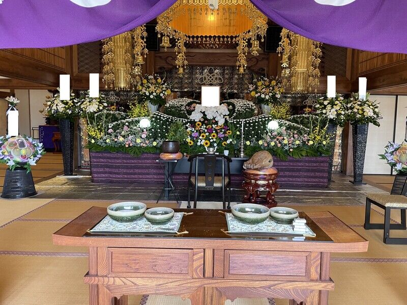 葬儀事例: デザイン生花祭壇の寺院葬