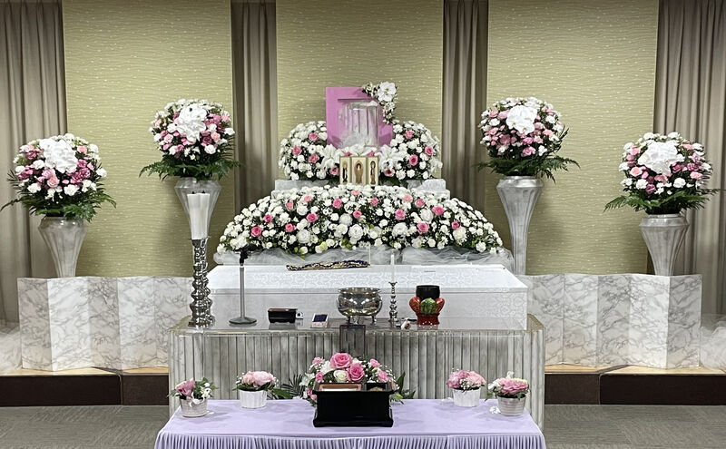葬儀事例: 南多摩斎場での家族葬【可愛い色合いのお花をご要望】