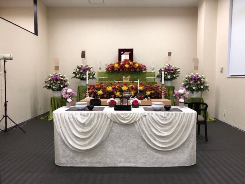 葬儀事例: 故人がすきだったお花の祭壇