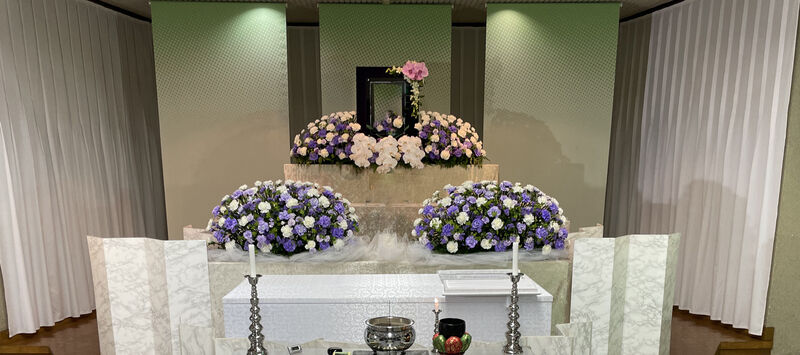 葬儀事例: 舟渡斎場での家族葬【故人の好きなお花をとのご要望】