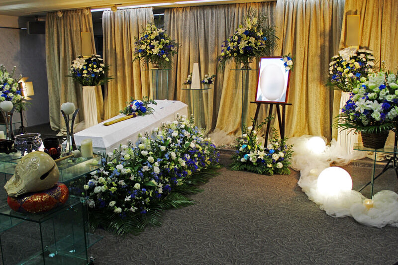 葬儀事例: 戸田葬祭場にてお花に囲まれて