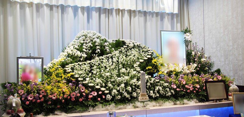 葬儀事例: ご家族との写真も飾る祭壇