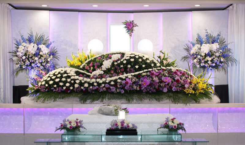 葬儀事例: 谷塚斎場にて　花祭壇の家族葬