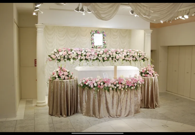 葬儀事例: 10名の家族葬　当社専用会館ディアにてのご葬儀　お花が好きで祭壇にこだわったご葬儀でした