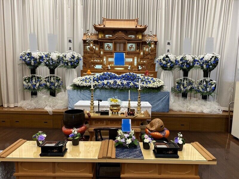 葬儀事例: たくさんの洋花生花で送る家族葬 33万円プラン