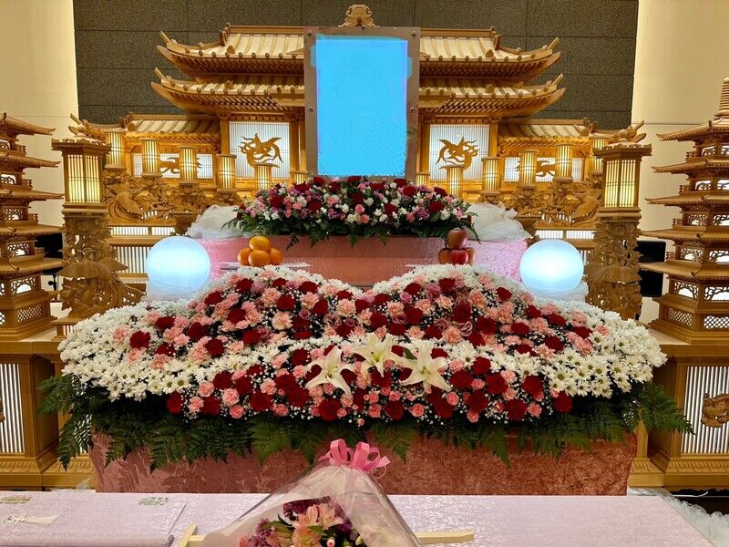 葬儀事例: 洋花生花祭壇で送る家族葬 33万円プラン