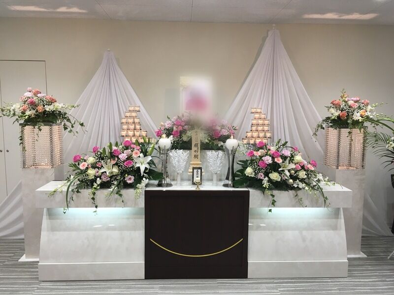 葬儀事例: 女性らしく綺麗なお花で華やかな祭壇で送りたい