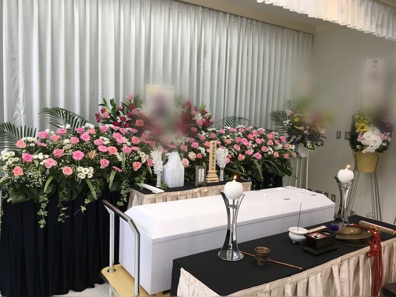 葬儀事例: 赤やピンクのお花で綺麗な花祭壇を希望