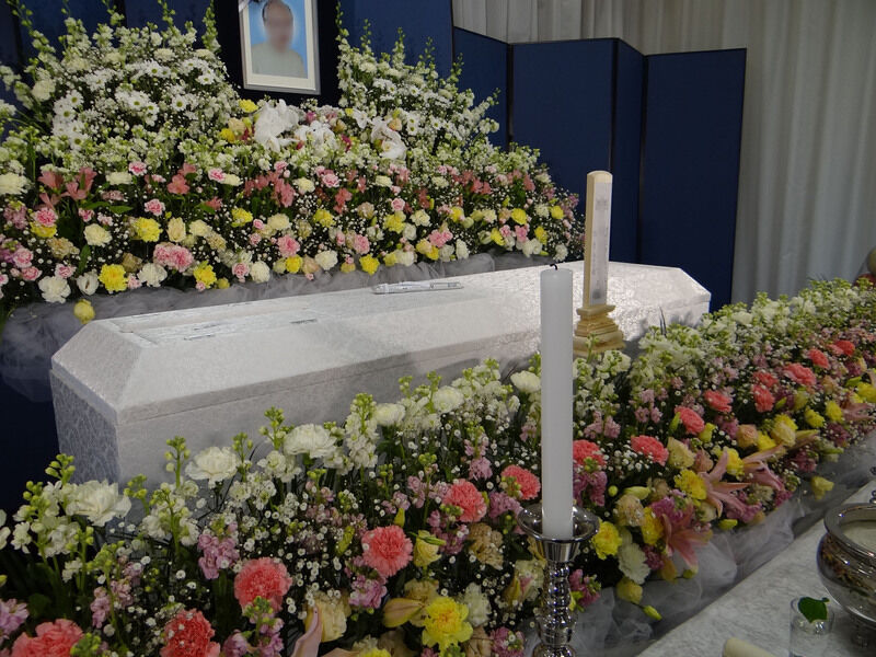葬儀事例: 町屋斎場でお花でいっぱいにした家族葬