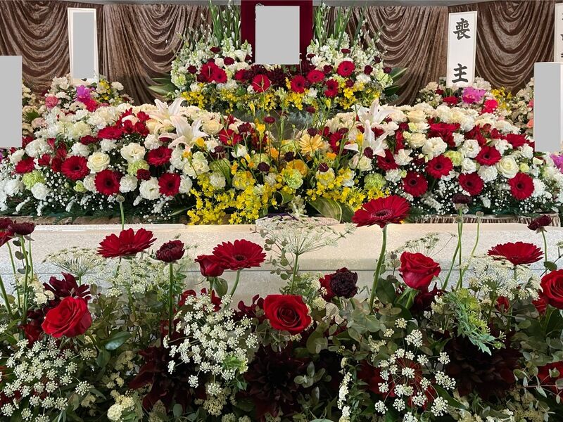 葬儀事例: お好きだった色花で送る