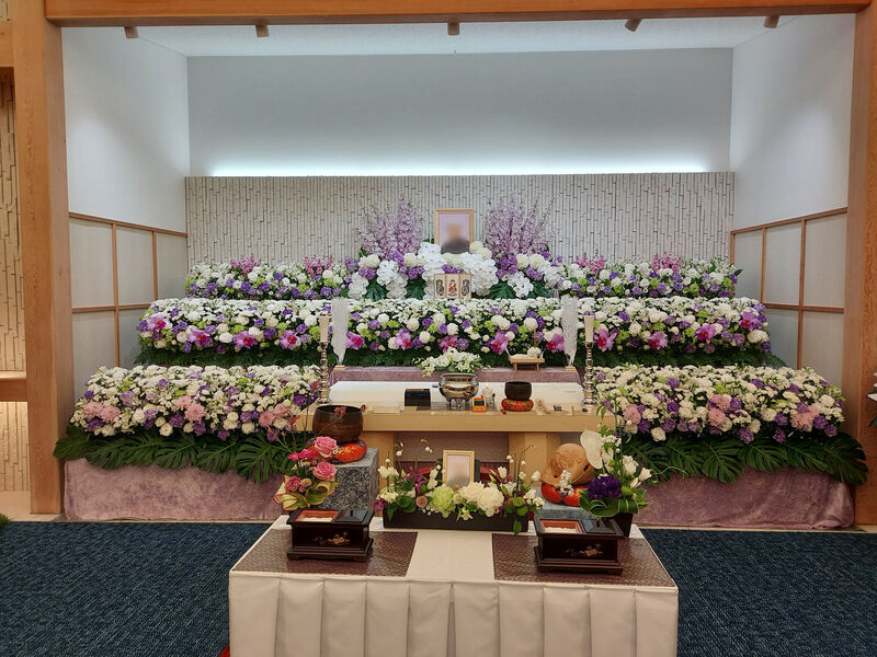 葬儀事例: 供花組み込みアレンジ生花祭壇