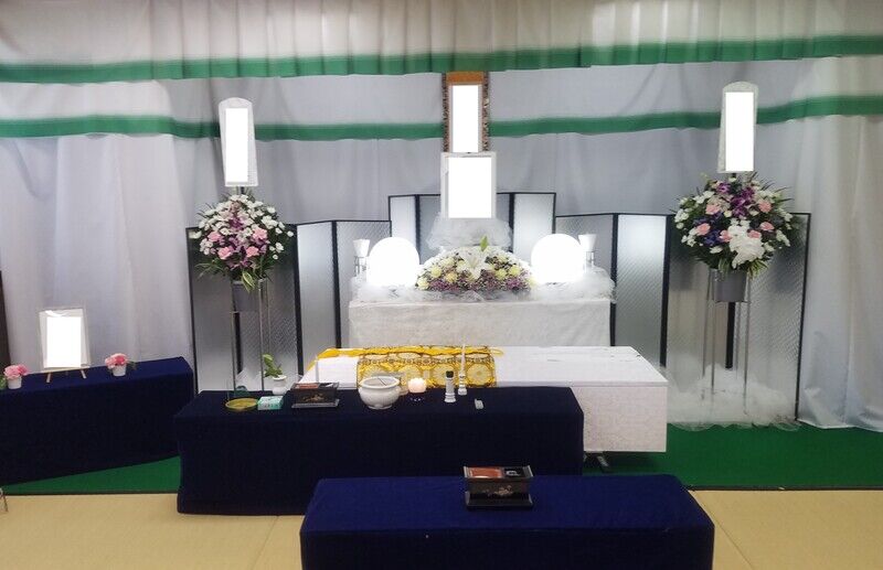 葬儀事例: 池田やすらぎ会館での近親者のみで花祭壇での１日葬