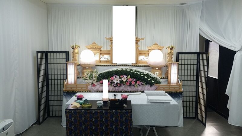 葬儀事例: 大行寺会館で花祭壇でご家族での火葬式