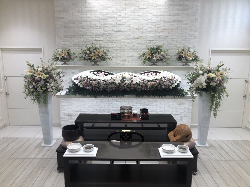 葬儀事例: 清水南矢部ホールの家族葬、祭壇が生花のお葬式