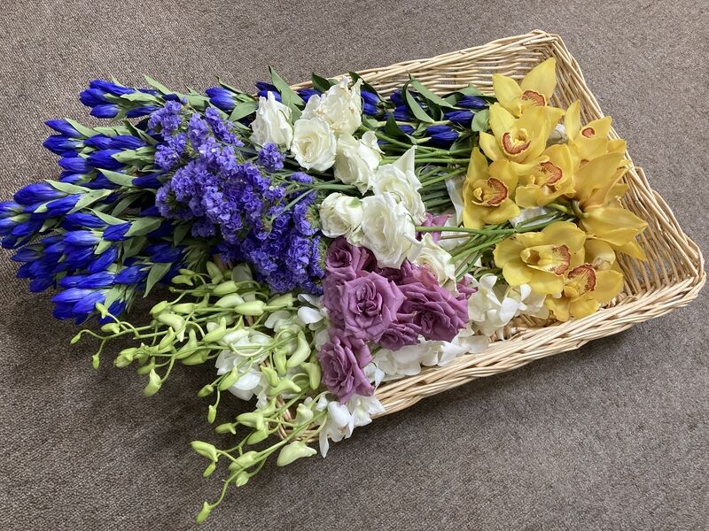 葬儀事例: 鶴見斎場でのご家族様のみ、お花と花束を手向けての火葬式