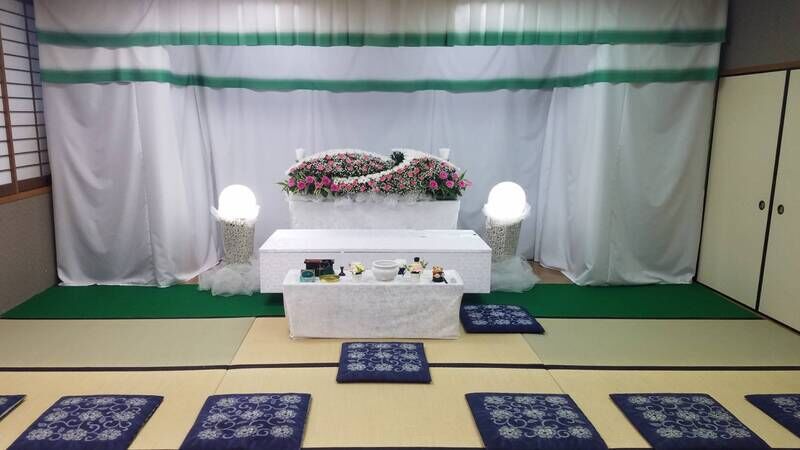 葬儀事例: 池田市立やすらぎ会館での、ご家族様のみの花祭壇での火葬式