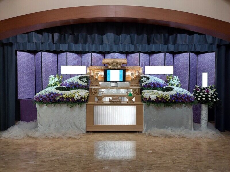 葬儀事例: お花で送る家族葬