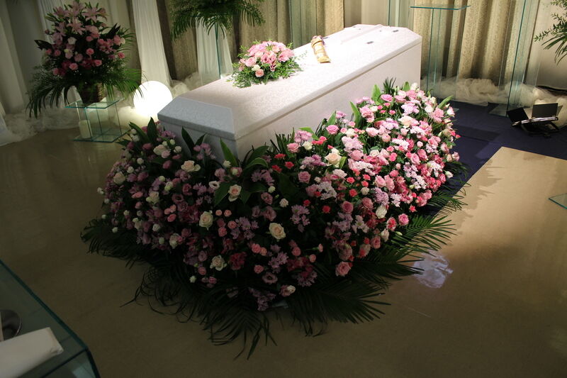葬儀事例: お花に囲まれて　落合斎場