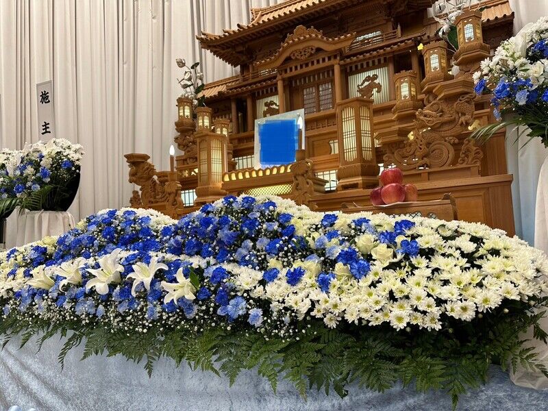 葬儀事例: たくさんの洋花生花で送る家族葬 33万円プラン