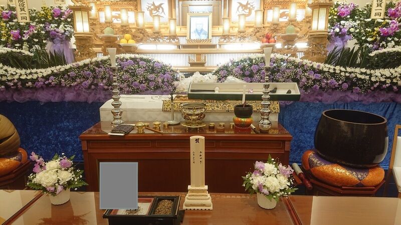 葬儀事例: 生花祭壇での盛大なお見送り