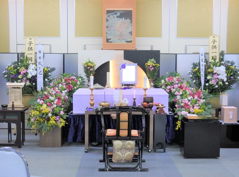 家族葬用小ホール　生花祭壇