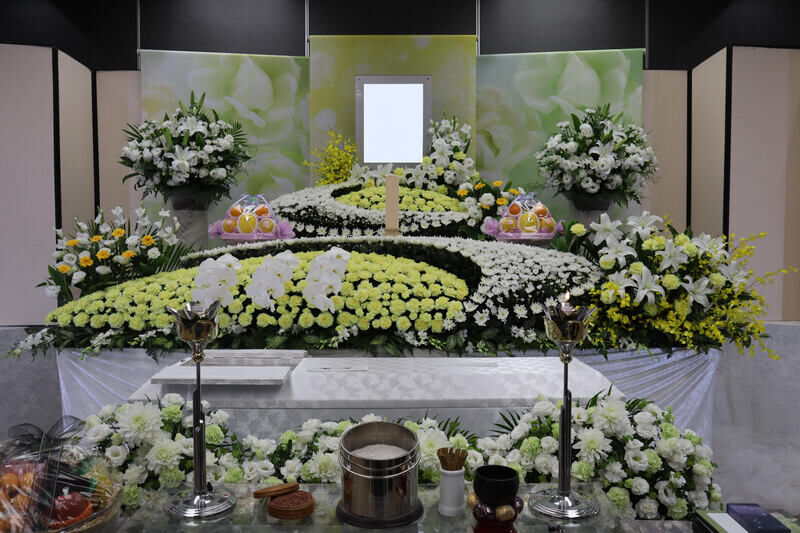 供花組込で喪主負担０円の生花祭壇例１