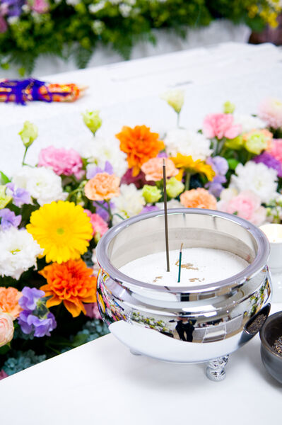 花で彩る家族葬の線香と香炉