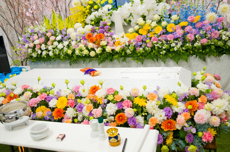 花で彩る家族葬の棺廻りはお花が沢山