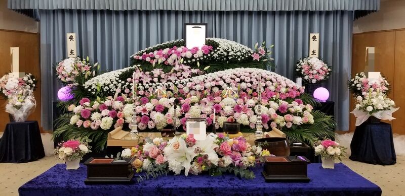 ピンクと白の大輪のお花で祭壇と御棺前で装飾（青梅市民斎場）