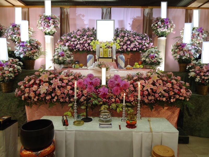 明るい色の生花祭壇