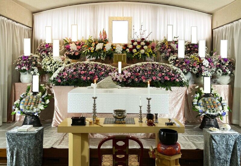 御葬儀写真＜スタンダードプラン／一番人気／追加オプションでお花を豪華にされました＞
