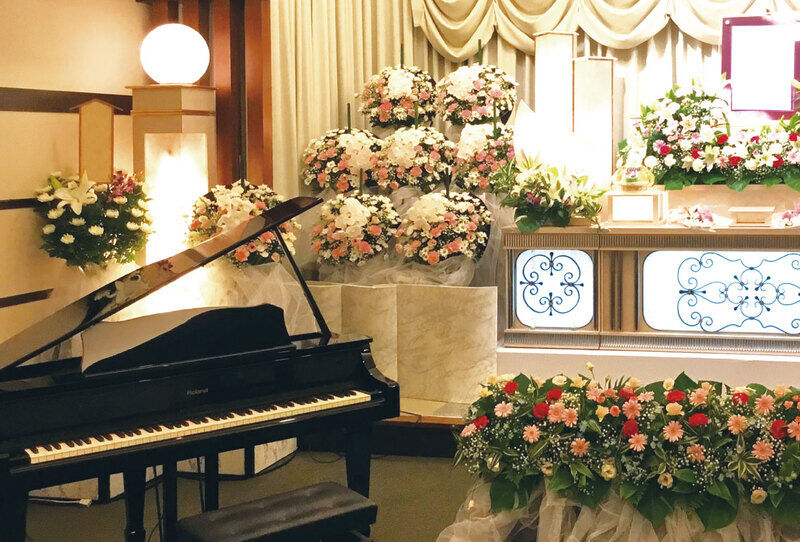 近代祭壇とピアノ