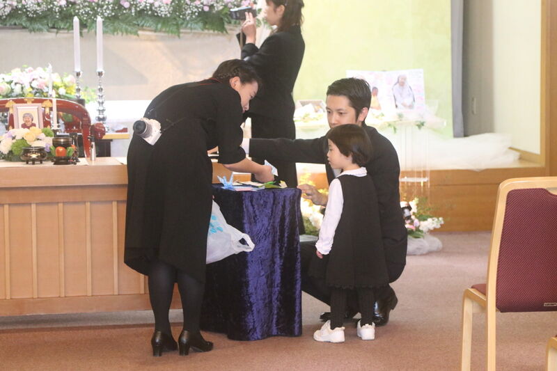 式場でお孫さんと折り紙を折るプランナー吉田