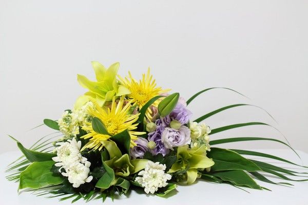 葬式でお供えする花である「供花」のマナーや相場とは？各宗教の葬式にふさわしい花も紹介します