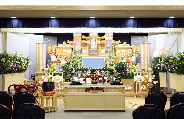 葬儀の祭壇にはどんな種類がある？宗教別の選び方や費用について