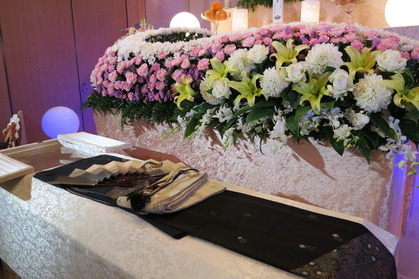 葬儀の際に必要な棺の種類や相場とは？棺に入れる副葬品の選び方も紹介します