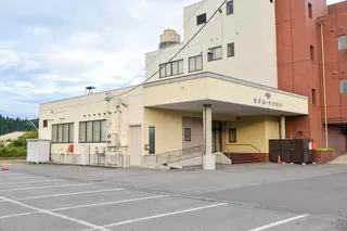 虹のホールひない